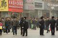 北京（Beijing）の路上に集まった抗議デモ参加者を監視する警察官たち（2011年2月20日撮影）。(c)AFP/Peter PARKS