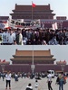 中国・北京の天安門広場に集まった民主化を求める学生や市民たち（上、1989年5月14日撮影）と現在の天安門広場の様子（下、2019年5月18日撮影）を並べた写真（2019年5月29日作成）。(c)Catherine HENRIETTE and Greg Baker / AFP