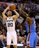 13-14NBAプレーオフ・ウエスタンカンファレンス決勝（7回戦制）、サンアントニオ・スパーズ（San Antonio Spurs）対オラホマシティ・サンダー（Oklahoma City Thunder）第2戦。オラホマシティ・サンダーのレジー・ジャクソン（Reggie Jackson、右）をかわしてシュートを狙うサンアントニオ・スパーズのエマニュエル・ジノビリ（Emanuel Ginobili、2014年5月21日撮影）。(c)AFP/Getty Images/Ronald Martinez