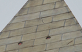 23日の地震でワシントン記念塔（Washington Monument）の先端部分に入ったヒビ（2011年8月25日撮影）。(c)AFP/Mandel NGAN
