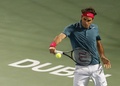 ドバイ・テニス選手権（Dubai Duty Free Tennis Championships 2014）、男子シングルス決勝。リターンを打つロジャー・フェデラー（Roger Federer、2014年3月1日撮影）。(c)AFP/KARIM SAHIB