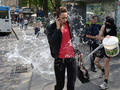 写真はウクライナ西部リビウ（Lviv）で水をかけられる女性（2013年5月6日撮影）。(c)AFP/YURIY DYACHYSHYN