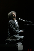2007年11月22日、ウルグアイの首都モンテビデオ（Montevideo）にあるソリス劇場（Solis Theatre）でコンサートを開催し、パフォーマンスを披露するアルゼンチン人ミュージシャンのフィト・パエス（%%Fito Paez%%）。(c)AFP/Pablo PORCIUNCULA