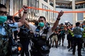 香港のショッピングモールで開かれた集会の参加者を解散させようとする警察（2020年6月30日撮影）。(c)Anthony WALLACE / AFP