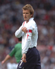 英マンチェスター（Manchester）のオールド・トラフォード（Old Trafford）で行われた2006年サッカーW杯ドイツ大会（2006 World Cup）欧州予選、イングランド対北アイルランド戦で、キャプテンマークのバンドを調整するイングランド代表のデビッド・ベッカム（David Beckham、2005年3月26日撮影）。(c)AFP/Adrian DENNIS