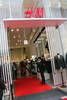 東京・原宿に開店した「H＆M」日本第2号店（2008年11月8日撮影）。(c)MODE PRESS