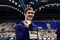 第20回世界水泳選手権、競泳男子50メートル背泳ぎ決勝。表彰式で金メダルを手に喜ぶ米国のハンター・アームストロング（2023年7月30日撮影）。(c)MANAN VATSYAYANA/ AFP
