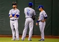 14MLBワールドシリーズ（7回戦制）第5戦、サンフランシスコ・ジャイアンツ（San Francisco Giants）対カンザスシティ・ロイヤルズ（Kansas City Royals）。外野で投手交代を待つ青木宣親（Norichika Aoki、右）らカンザスシティ・ロイヤルズの外野手（2014年10月26日撮影）。(c)AFP/Getty Images/Rob Carr