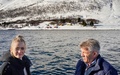ノルウェー北部ライノヤ島の雪崩現場を船から視察するエミリエ・メール法務・公共安全相（左）とビョルナル・シャーラン漁業・海洋政策相（2023年4月2日撮影）。(c)Terje Pedersen / NTB / AFP