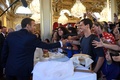仏パリのエリゼ宮（仏大統領府）の一般公開で、訪れた人々と交流するエマニュエル・マクロン大統領（2018年9月15日撮影）。(c)Anne-Christine POUJOULAT / POOL / AFP