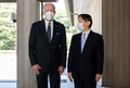 東京都内の皇居・御所で、ジョー・バイデン米大統領（左）を出迎えられる天皇陛下（2022年5月23日撮影）。(c) SAUL LOEB / POOL / AFP