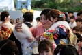 千葉県浦安市の東京ディズニーランドで行われた成人式に出席した新成人ら（2020年1月13日撮影）。(c)Kazuhiro NOGI / AFP