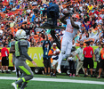 NFLプロボウル2014（NFL Pro Bowl 2014）。タッチダウンパスをキャッチするチーム・ライスのジョシュ・ゴードン（Josh Gordon、右、2014年1月26日撮影）。(c)AFP/Getty Images/Scott Cunningham