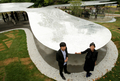 ロンドン（London）西部のサーペンタイン・ギャラリー・パビリオン（Serpentine Gallery Pavilion）前に立つ、同パビリオンを設計した日本人建築家、妹島和世（Kazuyo Sejima）氏と西沢立衛（Ryue Nishizawa）氏（2009年7月8日撮影）。(c)AFP/Shaun Curry