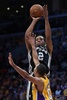 12-13NBAは26日、プレーオフ1回戦（7回戦制）が各地で行われ、サンアントニオ・スパーズ（San Antonio Spurs）が120-89でロサンゼルス・レイカーズ（Los Angeles Lakers）を下し、3連勝を飾った。

シュートを狙うサンアントニオ・スパーズのカウィ・レオナルド（Kawhi Leonard、2013年4月26日撮影）。(c)AFP/Getty Images/Jeff Gross