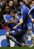 延長前半8分にPKを決めてチームメイトからの祝福を受けるチェルシーのフランク・ランパード（%%Frank Lampard%%）。（2008年4月30日撮影）(c)AFP/ADRIAN DENNIS