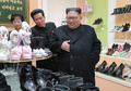 元山の靴工場を視察する金正恩朝鮮労働党委員長。朝鮮中央通信配信（2018年12月3日配信、撮影日不明）。(c)AFP PHOTO/KCNA VIA KNS