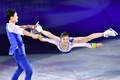 平昌冬季五輪、フィギュアスケートのエキシビションに臨む廉太鈺/金柱希組（2018年2月25日撮影）。(c)AFP/Mladen ANTONOV
