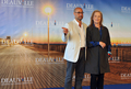フランス北西部のリゾート地ドービル（Deauville）で4日から13日まで第35回ドービル・アメリカ映画祭（Deauville American Film Festival）が開催され、期間中多くのハリウッドスターが姿を見せた。写真は、映画『ジュリー＆ジュリア（Julie &amp; Julia）』のフォトコールに登場した主演のメリル・ストリープ（Meryl Streep、右）と共演者のスタンリー・トゥッチ（Stanley Tucci、2009年9月5日撮影）。(c)AFP/MYCHELE DANIAU