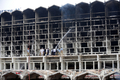 車両による自爆テロの被害に遭ったパキスタンの首都イスラマバード（Islamabad）のマリオットホテル（Marriott Hotel）でくすぶっている屋根部分を消化する消防隊（2008年9月21日撮影）。(c)AFP/Aamir QURESHI