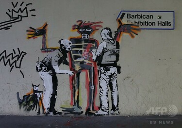 バンクシーがバスキアをトリビュート 回顧展控えたロンドンに壁画出現
