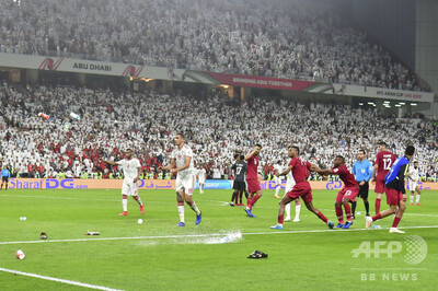 開催国uaeに処分 ファンがカタール選手に物投げつけ アジア杯 写真4枚 国際ニュース Afpbb News