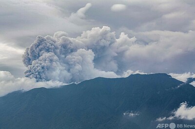 インドネシアで火山噴火、登山客11人が死亡