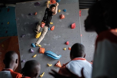 ケニアで視覚障害の子ども向けクライミング教室、日本NPOが共催