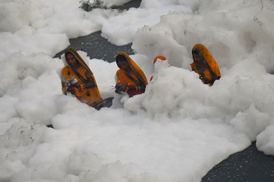 【今日の1枚】幻想風景、実は汚染物質の泡 インド