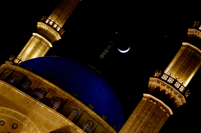 世界の冬の夜空で月、金星、木星が天体ショー