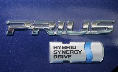 トヨタ、「プリウス」に太陽光パネル搭載へ 日経報道