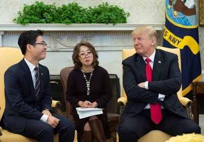 トランプ大統領、脱北者6人を執務室に招待 北朝鮮刺激の可能性も