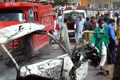 パキスタン、爆発で空軍のバス大破 少なくとも13人死亡