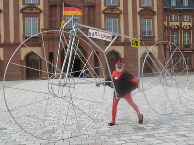 ツール・ド・フランス名物、巨大自輪車と赤い悪魔