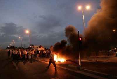 イスラエル軍の空爆で、パレスチナ人武装兵士2人が死亡