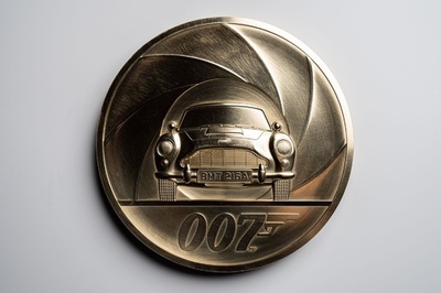 映画「007」シリーズ最新作を記念、重さ7キロの金貨制作 英王立造幣局