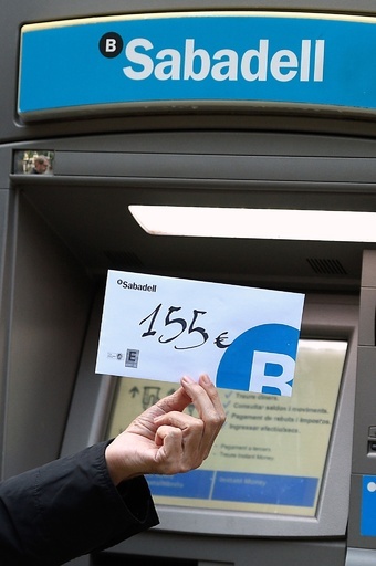 カタルーニャ独立派、銀行からの現金一斉引き出しで抗議