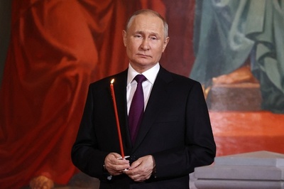 プーチン氏、復活祭の礼拝出席 ウクライナでは塹壕で儀式