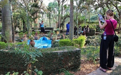 ゴリラ観光ツアーで虐殺記念館も訪問、ルワンダの試み