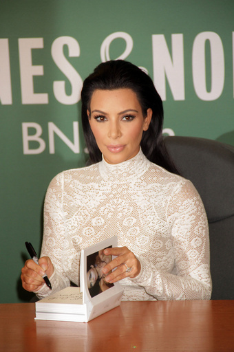 キム・カーダシアン、義父ケイトリンに苦言「名声を得て家族を失いつつある」