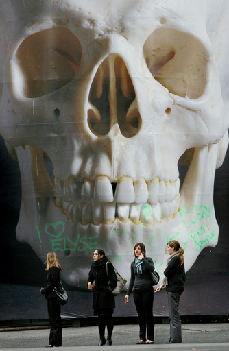 芸術家マリエル・ノイデカーの作品『Ambassador』がメルボルンの団地の壁に