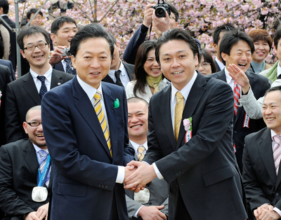 鳩山首相の「桜を見る会」、著名人ら数千人集まる