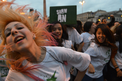 5000人が「江南スタイル」、伊ローマで突発ダンス