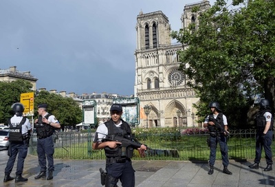 仏ノートルダム大聖堂の襲撃犯、ISに忠誠誓う 警察が動画発見