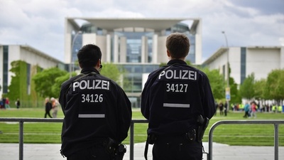 ベルリン警察「われわれも人間」 どんちゃん騒ぎの警官ら擁護