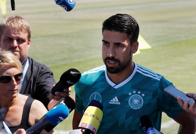 批判浴びるケディラ、手作り帰国チケット渡されるも冷静に対応