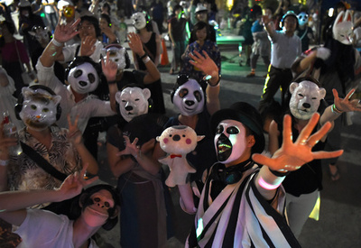 おとぎ話に迷い込んだよう? 東京でサイレント盆踊り