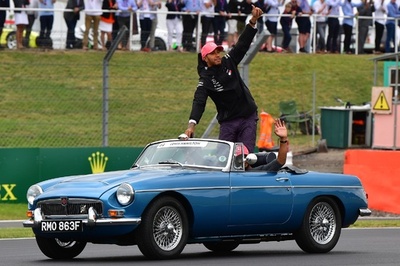 F1英国GP決勝前にドライバーズパレード開催