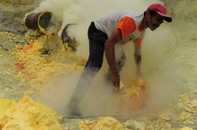 火山で硫黄を集める男たち、ジャワ島