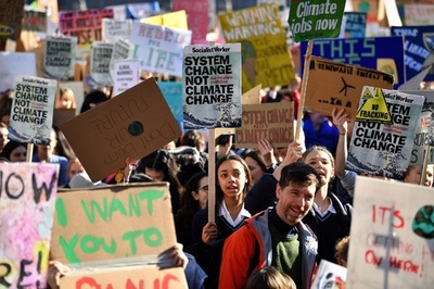 英で児童・生徒数千人が気候変動デモ 学校は授業欠席容認